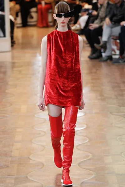 Look 16